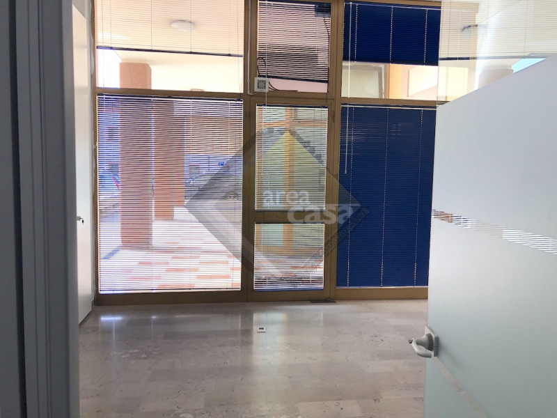 Nel pieno centro storico di Bassano del Grappa, Negozio/Ufficio disposto su due livelli: piano te...