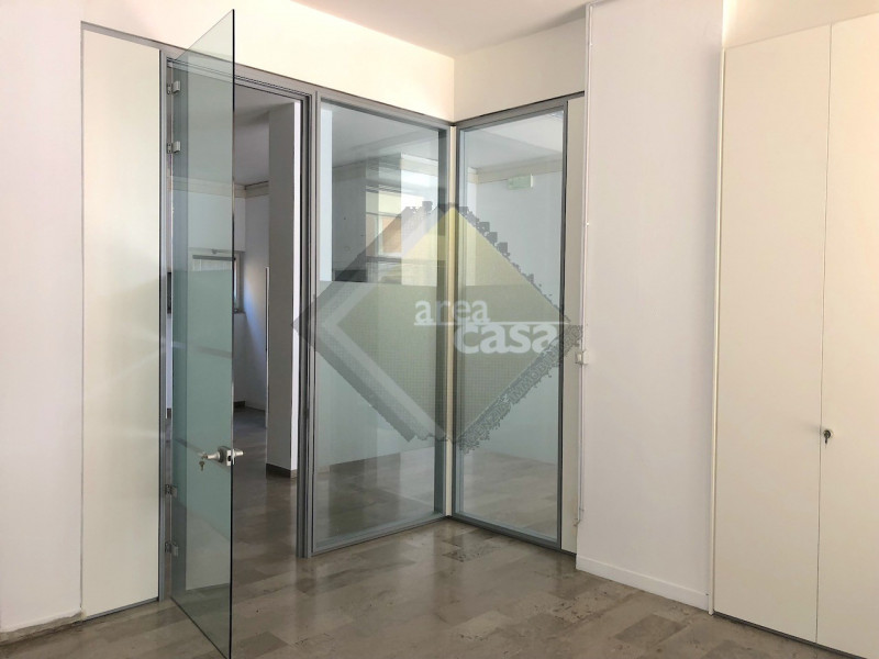 Nel pieno centro storico di Bassano del Grappa, Negozio/Ufficio disposto su due livelli: piano te...