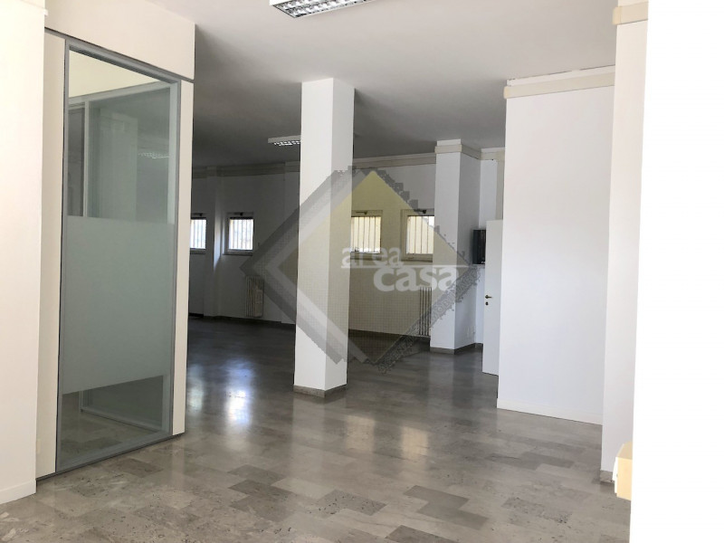 Nel pieno centro storico di Bassano del Grappa, Negozio/Ufficio disposto su due livelli: piano te...