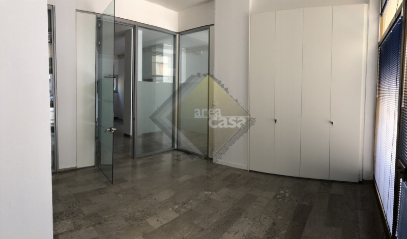 Negozio disposto su due livelli: piano terra e piano interrato. Al piano terra la superficie è di...