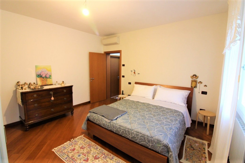 Situata in una zona esclusiva di Rovolon, questa proprietà vanta una posizione privilegiata, cara...