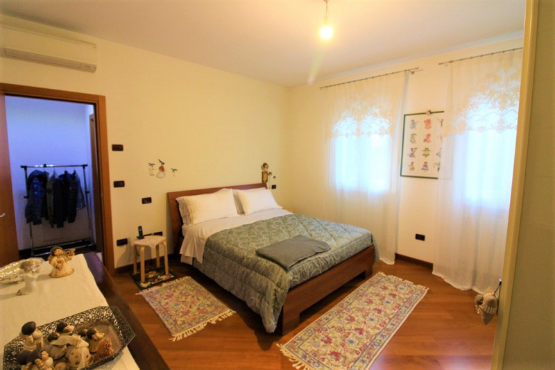 Situata in una zona esclusiva di Rovolon, questa proprietà vanta una posizione privilegiata, cara...