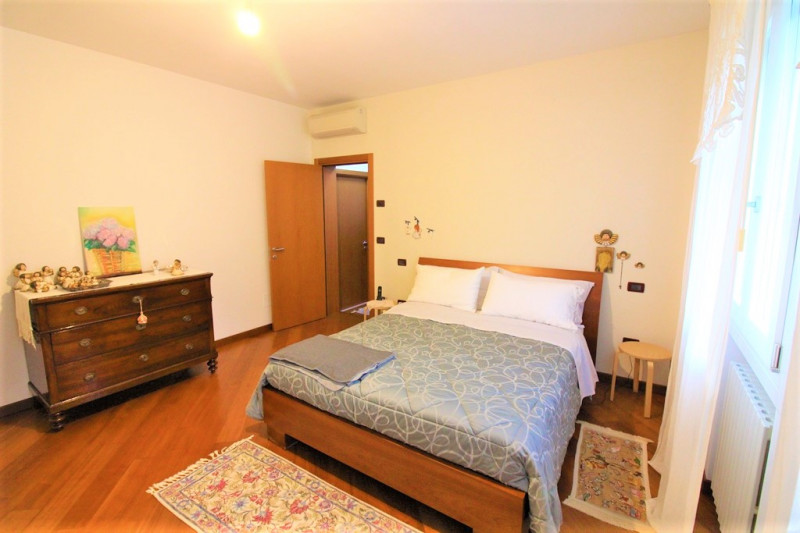 Situata in una zona esclusiva di Rovolon, questa proprietà vanta una posizione privilegiata, cara...