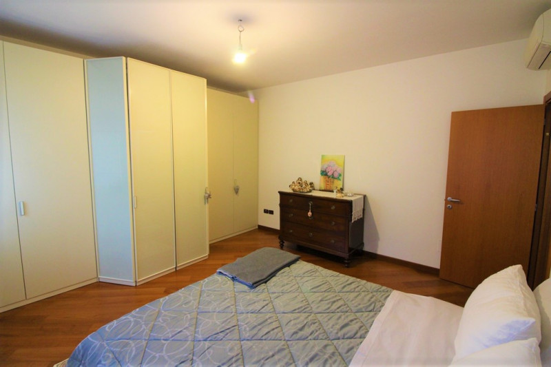 Situata in una zona esclusiva di Rovolon, questa proprietà vanta una posizione privilegiata, cara...