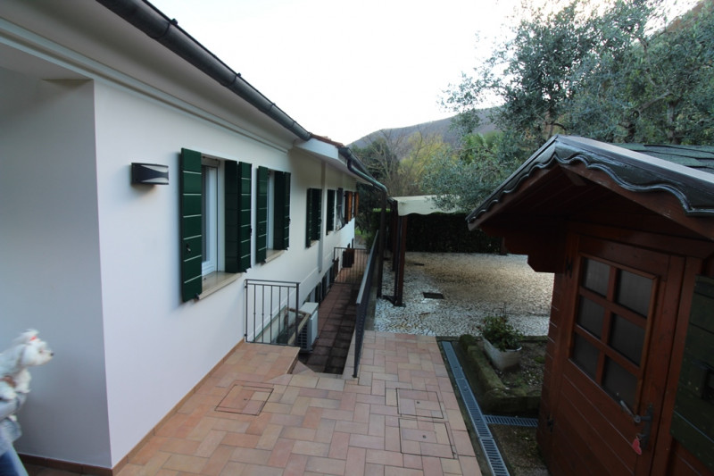 Situata in una zona esclusiva di Rovolon, questa proprietà vanta una posizione privilegiata, cara...