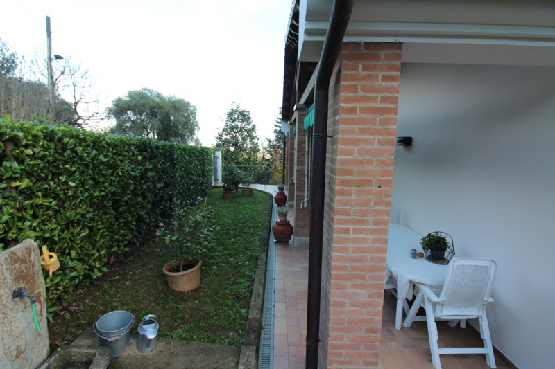 Situata in una zona esclusiva di Rovolon, questa proprietà vanta una posizione privilegiata, cara...