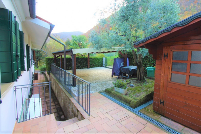 Situata in una zona esclusiva di Rovolon, questa proprietà vanta una posizione privilegiata, cara...