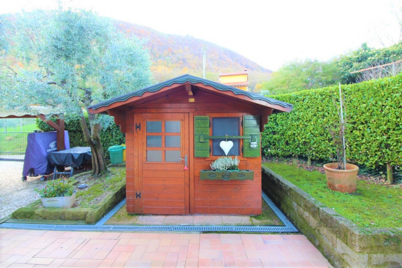 Situata in una zona esclusiva di Rovolon, questa proprietà vanta una posizione privilegiata, cara...