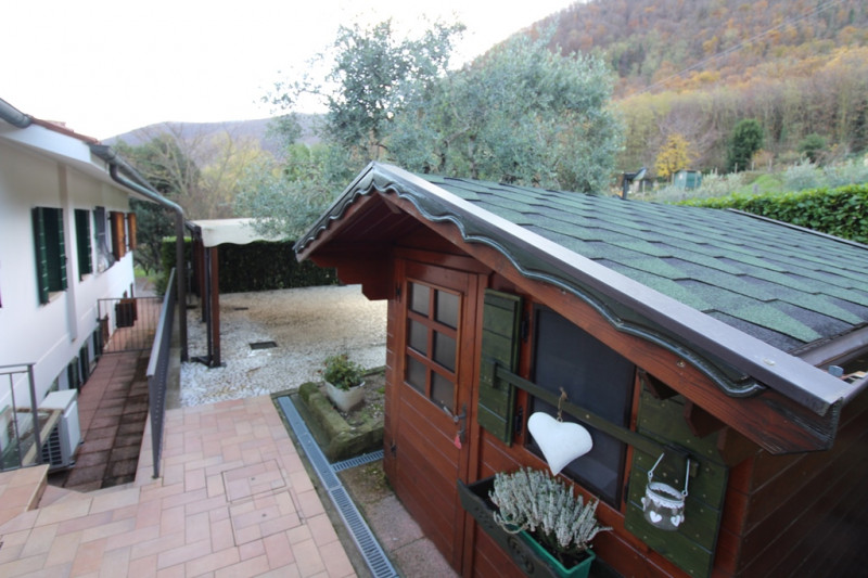 Situata in una zona esclusiva di Rovolon, questa proprietà vanta una posizione privilegiata, cara...