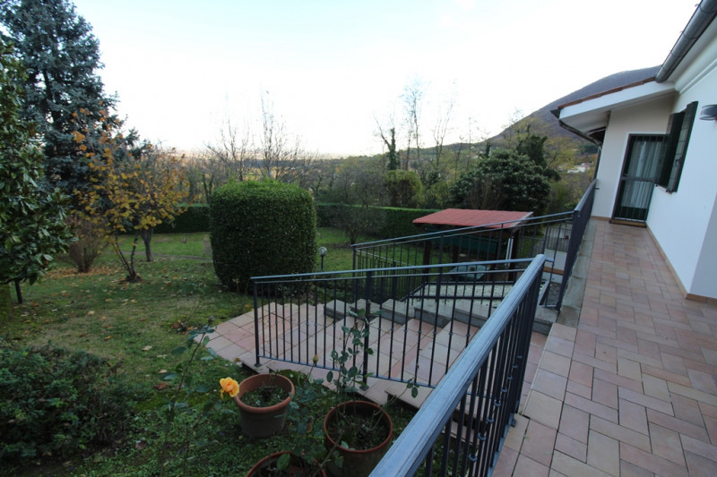 Situata in una zona esclusiva di Rovolon, questa proprietà vanta una posizione privilegiata, cara...