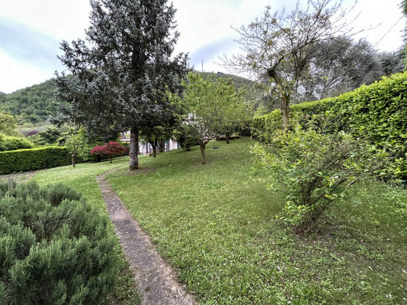 Situata in una zona esclusiva di Rovolon, questa proprietà vanta una posizione privilegiata, cara...