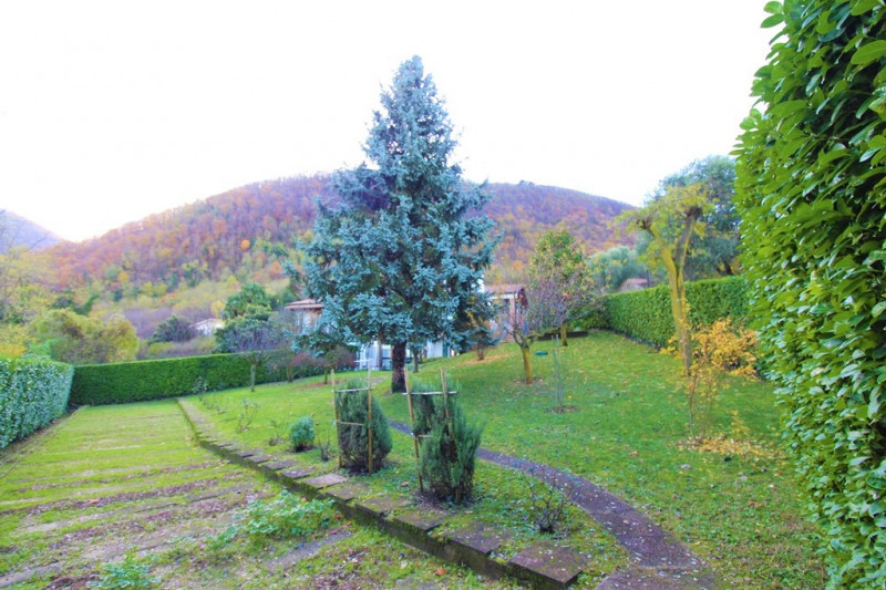 Situata in una zona esclusiva di Rovolon, questa proprietà vanta una posizione privilegiata, cara...