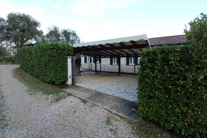 Situata in una zona esclusiva di Rovolon, questa proprietà vanta una posizione privilegiata, cara...