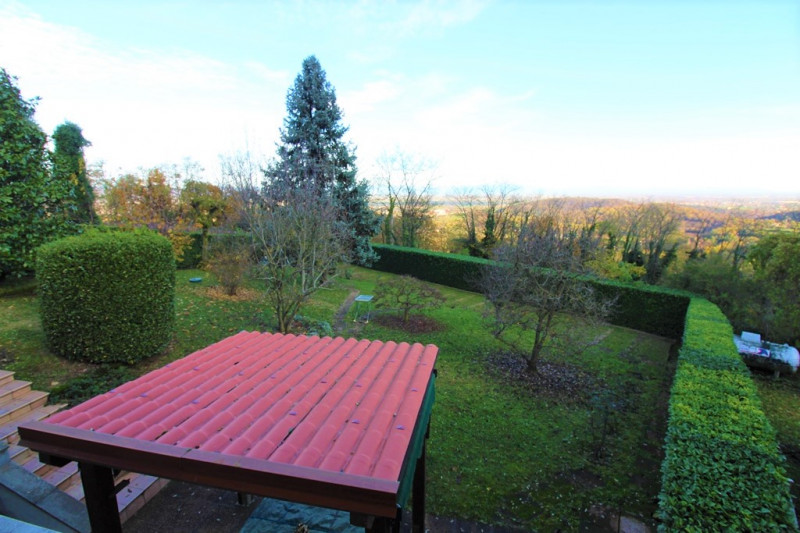 Situata in una zona esclusiva di Rovolon, questa proprietà vanta una posizione privilegiata, cara...