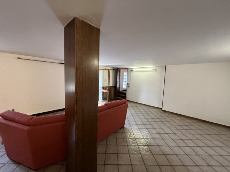 Situata in una zona esclusiva di Rovolon, questa proprietà vanta una posizione privilegiata, cara...