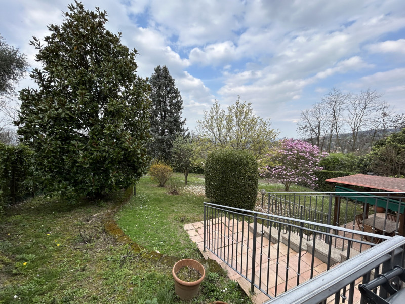 Situata in una zona esclusiva di Rovolon, questa proprietà vanta una posizione privilegiata, cara...