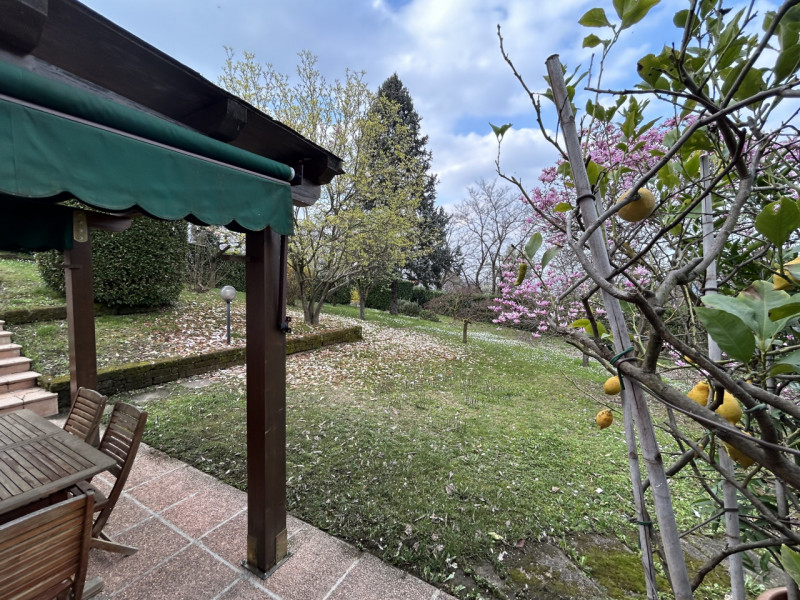 Situata in una zona esclusiva di Rovolon, questa proprietà vanta una posizione privilegiata, cara...