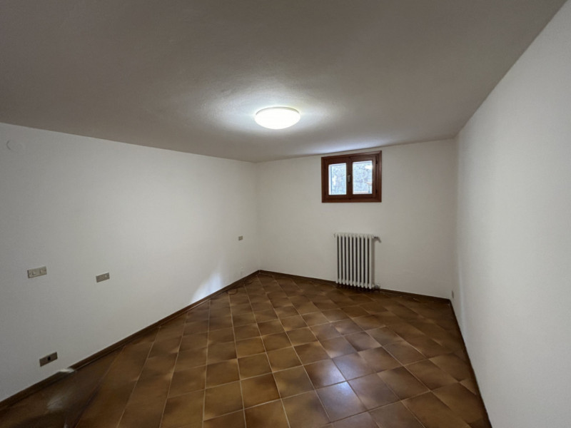 Situata in una zona esclusiva di Rovolon, questa proprietà vanta una posizione privilegiata, cara...