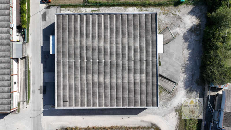 Rif. C113 Proponiamo Capannone ad uso commerciale di 1800mq a Casale di Scodosia, suddiviso in du...
