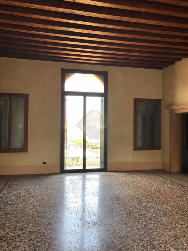 Nel centro cittadino di Rossano Veneto, proponiamo in vendita, un affascinante palazzo storico ri...