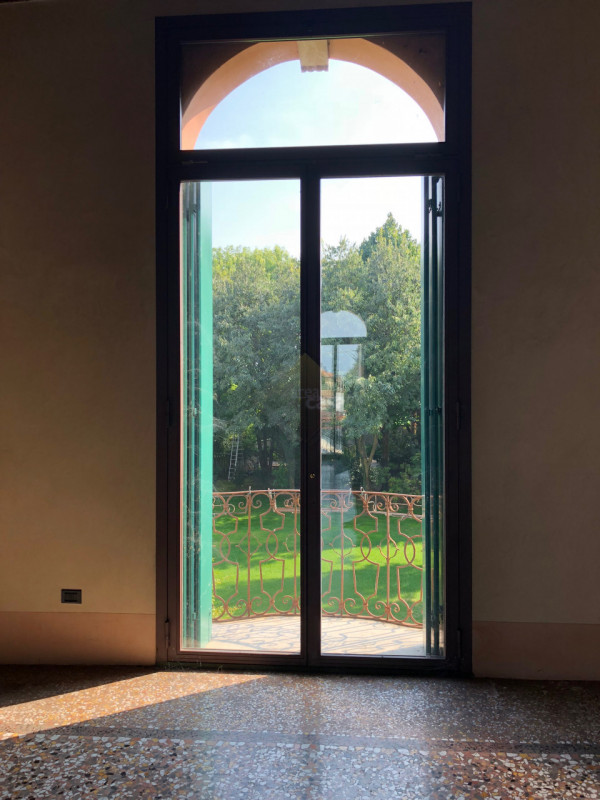 Nel centro cittadino di Rossano Veneto, proponiamo in vendita, un affascinante palazzo storico ri...