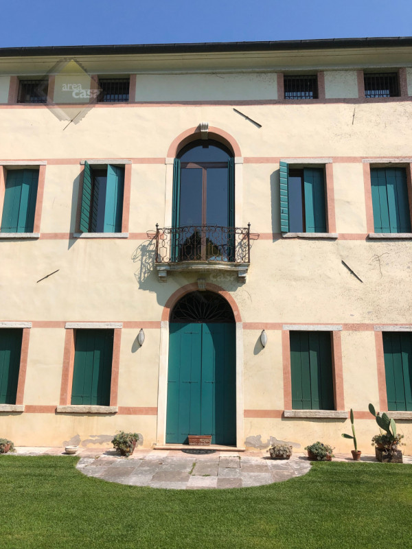 Nel centro cittadino di Rossano Veneto, proponiamo in vendita, un affascinante palazzo storico ri...