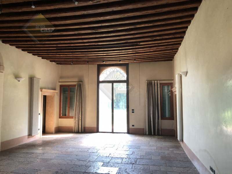Nel centro cittadino di Rossano Veneto, proponiamo in vendita, un affascinante palazzo storico ri...
