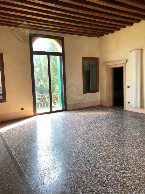 Nel centro cittadino di Rossano Veneto, proponiamo in vendita, un affascinante palazzo storico ri...