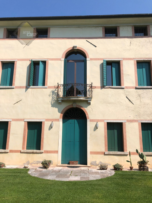 Nel centro cittadino di Rossano Veneto, proponiamo in vendita, un affascinante palazzo storico ri...