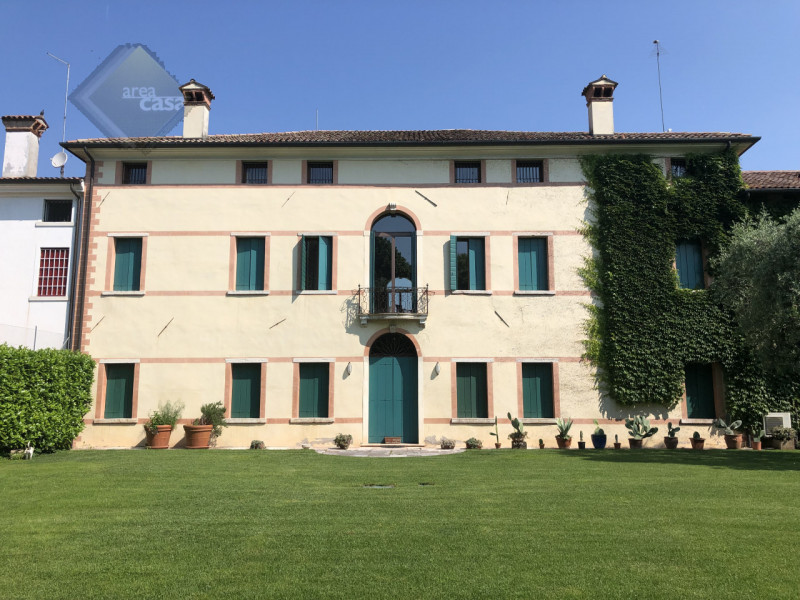 Nel centro cittadino di Rossano Veneto, proponiamo in vendita, un affascinante palazzo storico ri...