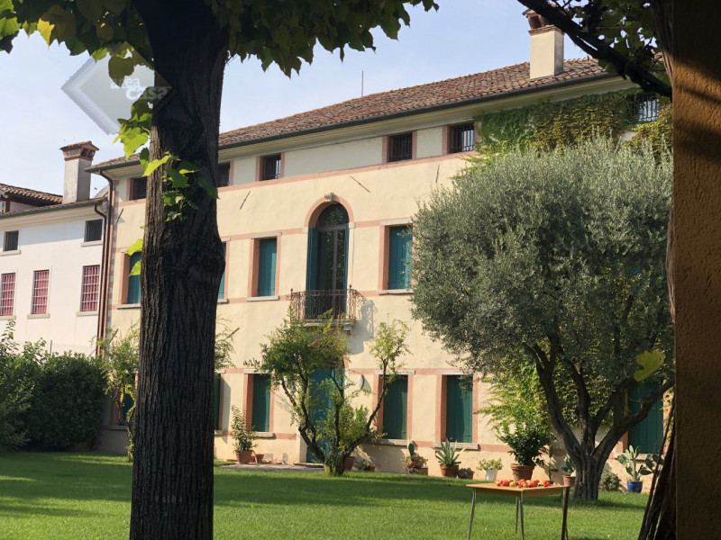 Nel centro cittadino di Rossano Veneto, proponiamo in vendita, un affascinante palazzo storico ri...