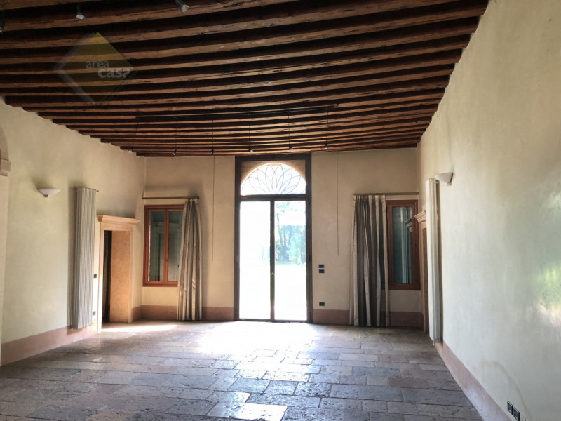 Nel centro cittadino di Rossano Veneto, proponiamo in vendita, un affascinante palazzo storico ri...