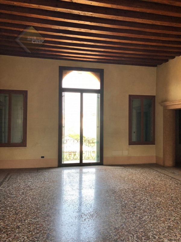 Nel centro cittadino di Rossano Veneto, proponiamo in vendita, un affascinante palazzo storico ri...