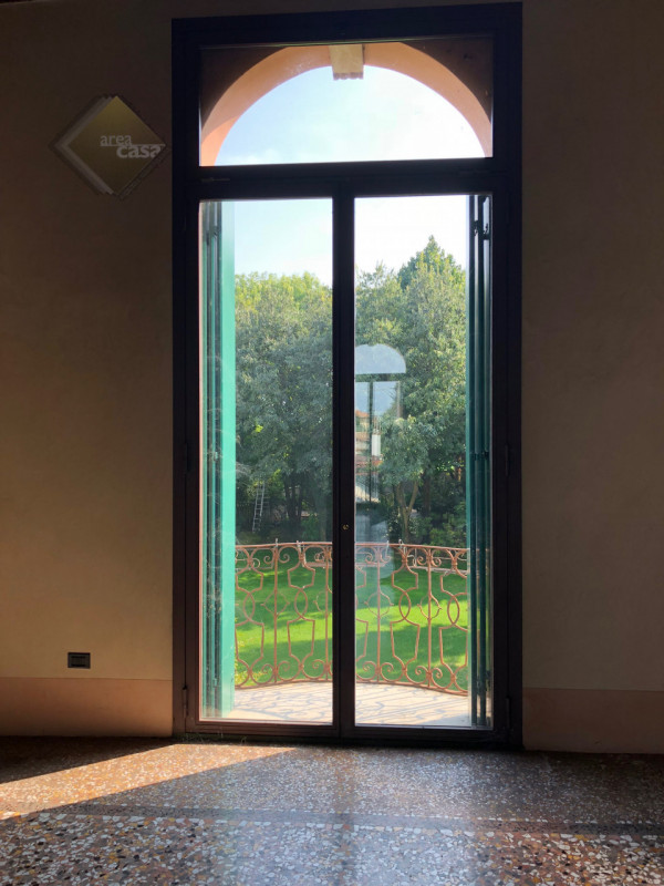 Nel centro cittadino di Rossano Veneto, proponiamo in vendita, un affascinante palazzo storico ri...