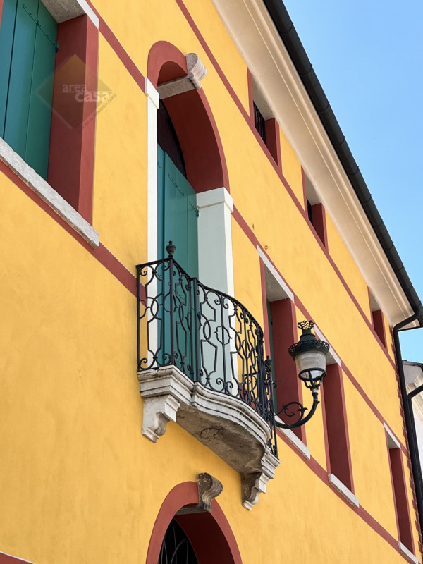 Nel centro cittadino di Rossano Veneto, proponiamo in vendita, un affascinante palazzo storico ri...