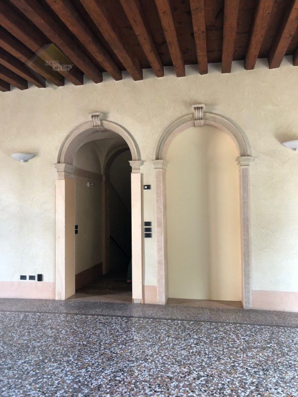 Nel centro cittadino di Rossano Veneto, proponiamo in vendita, un affascinante palazzo storico ri...
