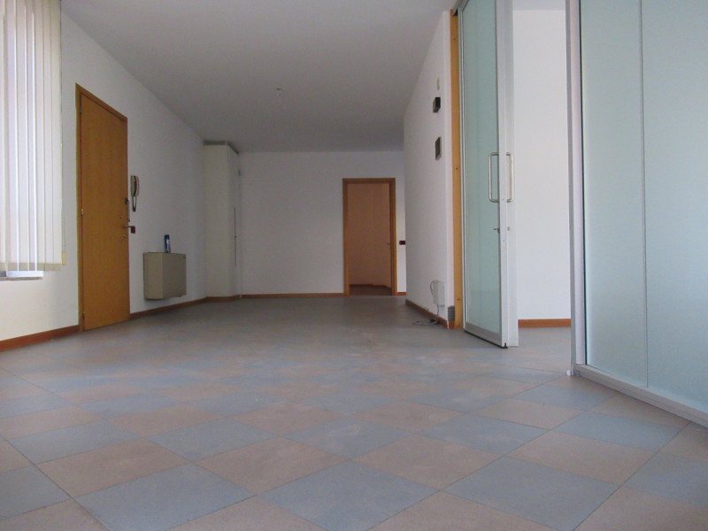 A Montebelluna (TV) in zona centralissima, proponiamo in vendita ufficio di 160 metri quadri, al ...