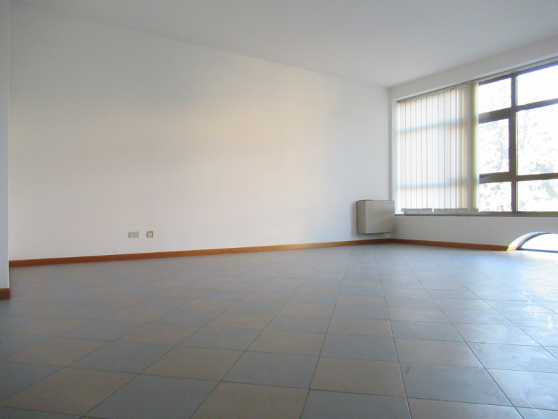 A Montebelluna (TV) in zona centralissima, proponiamo in vendita ufficio di 160 metri quadri, al ...