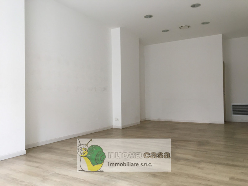 ZONA PEDONALE CENTRO STORICO - VIA ALTINATE. NEGOZIO CON AMPIA VETRINA FRONTE STRADA DI FORTE PAS...