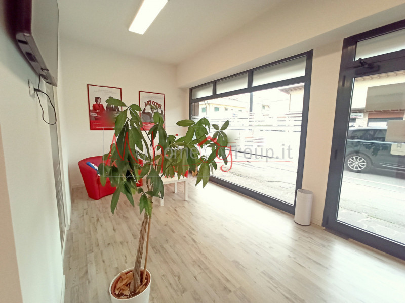 RONCAGLIA (RIF: NEG-AFF1654-R): Negozio con vetrine fronte strada, sito in Via Marconi. Locale op...