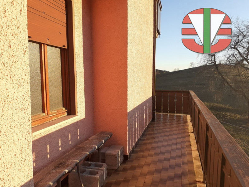 Scopri questa affascinante opportunità nel cuore dell'Altopiano di Asiago, precisamente nel comun...