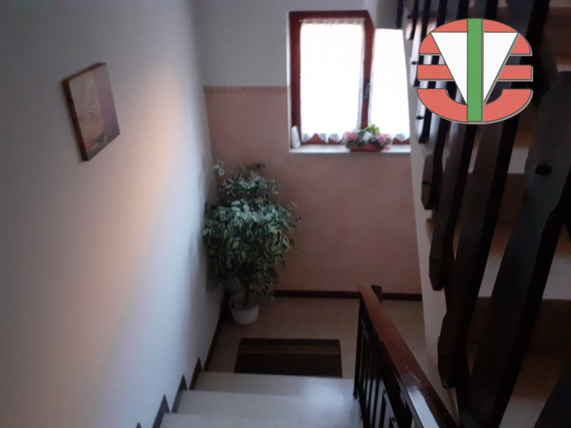 Scopri questa affascinante opportunità nel cuore dell'Altopiano di Asiago, precisamente nel comun...