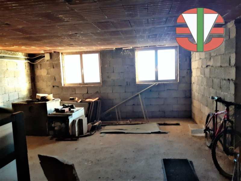 Scopri questa affascinante opportunità nel cuore dell'Altopiano di Asiago, precisamente nel comun...