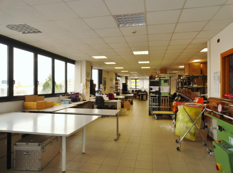ELEGANTE E LUMINOSO UFFICIO ZONA INDUSTRIALE OVEST - PIANO 2° CON ASCENSORE-Rif. 7250
All'interno...