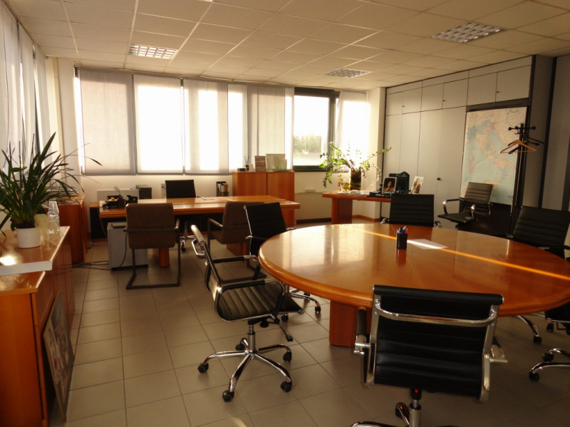 ELEGANTE E LUMINOSO UFFICIO ZONA INDUSTRIALE OVEST - PIANO 2° CON ASCENSORE-Rif. 7250
All'interno...