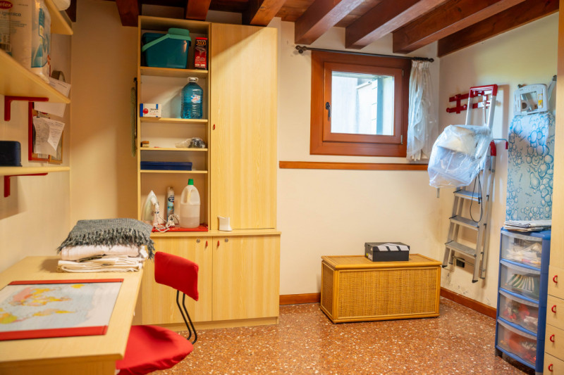 In posizione riservata e circondato da un parco verde interamente piantumato, proponiamo Casale r...