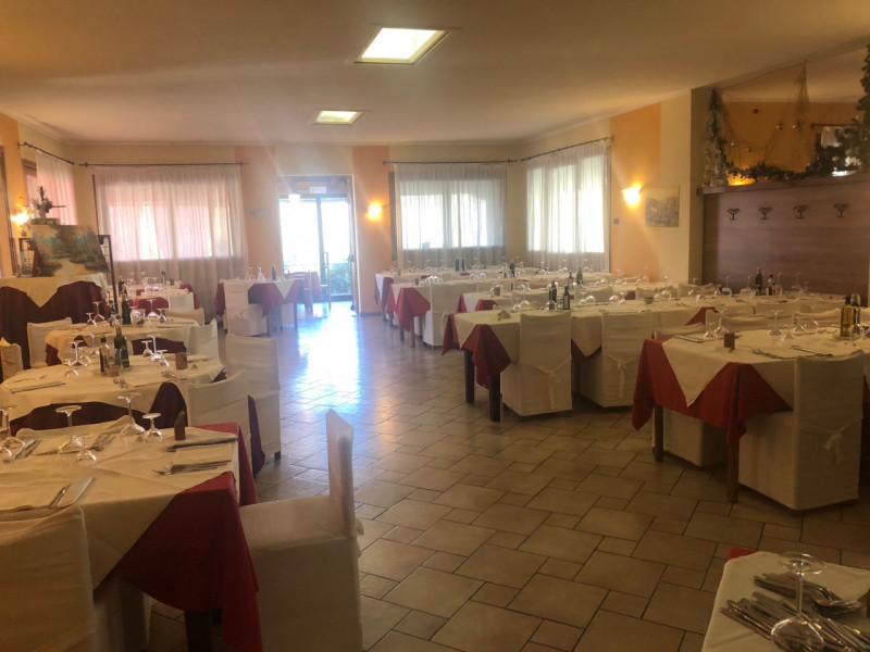 Nel suggestivo comune di Vò, nella zona di Boccon, proponiamo in affitto un ampio locale commerci...