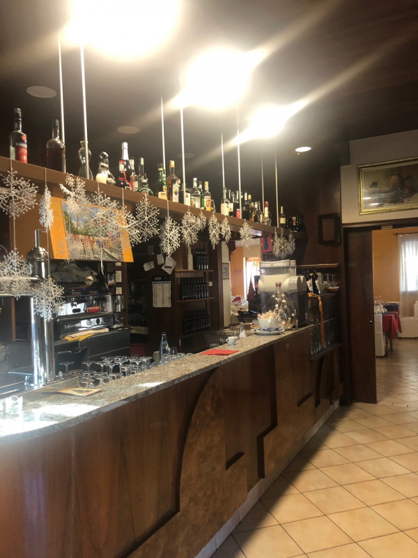 Nel suggestivo comune di Vò, nella zona di Boccon, proponiamo in affitto un ampio locale commerci...