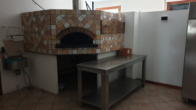 Nel suggestivo comune di Vò, nella zona di Boccon, proponiamo in affitto un ampio locale commerci...