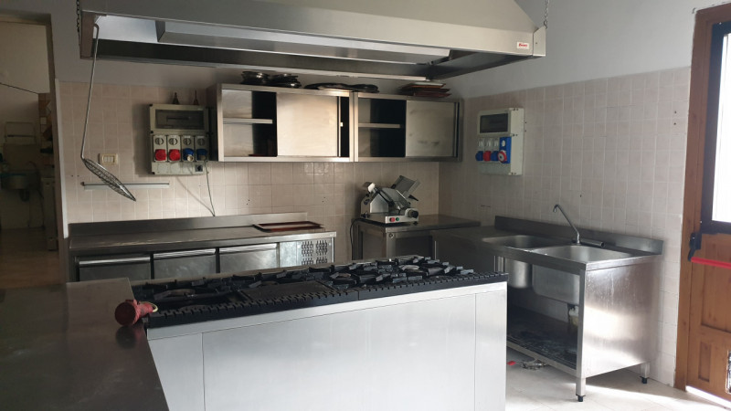 Nel suggestivo comune di Vò, nella zona di Boccon, proponiamo in affitto un ampio locale commerci...